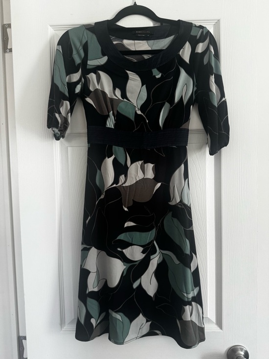 BCBGMaxAzria Dresses & Skirts - BCBGMaxAzria Y2K Navy Half Sleeve Floral Abstract Silky Midi Dress Size XS